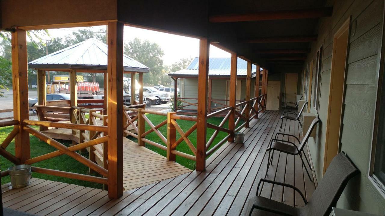 Sagebrush Inn & Suites Broadus Exterior photo